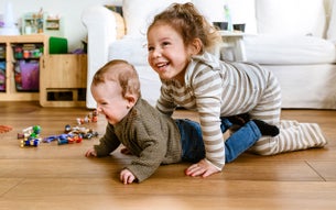 Jake en Elena spelen samen