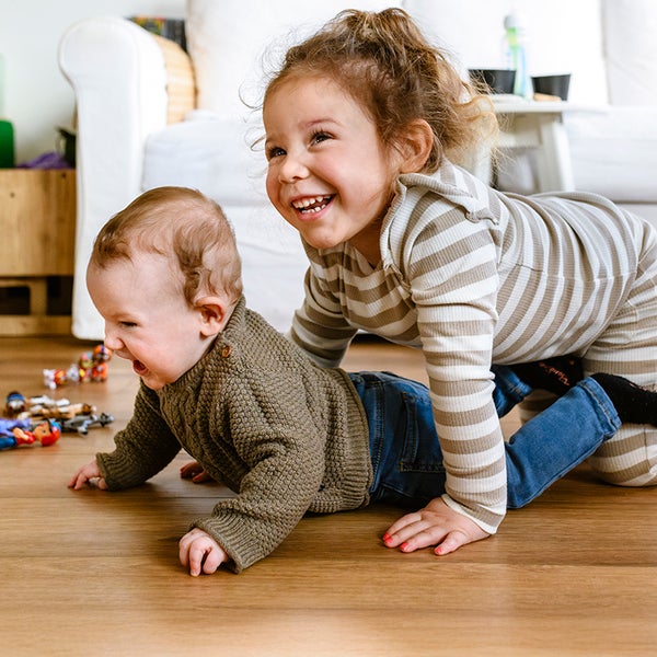 Jake en Elena spelen samen