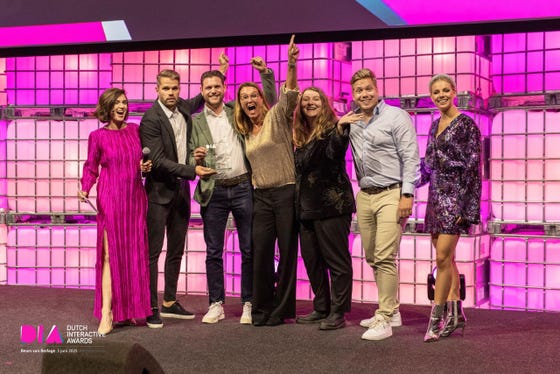Ontwikkelaars van bureau PINK en collega's van het UMC Utrecht nemen de Dutch Interactive Award in ontvangst.