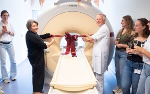 Frédérique van Berkestijn en Rutger Jan Nievelstein knippen het lint om de nieuwe oefen-MRI door.