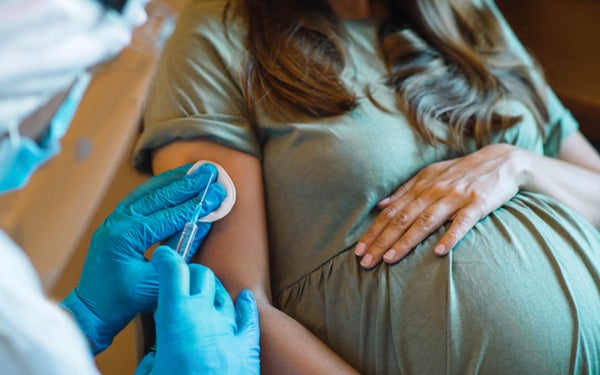 Zwangere krijgt vaccinatie