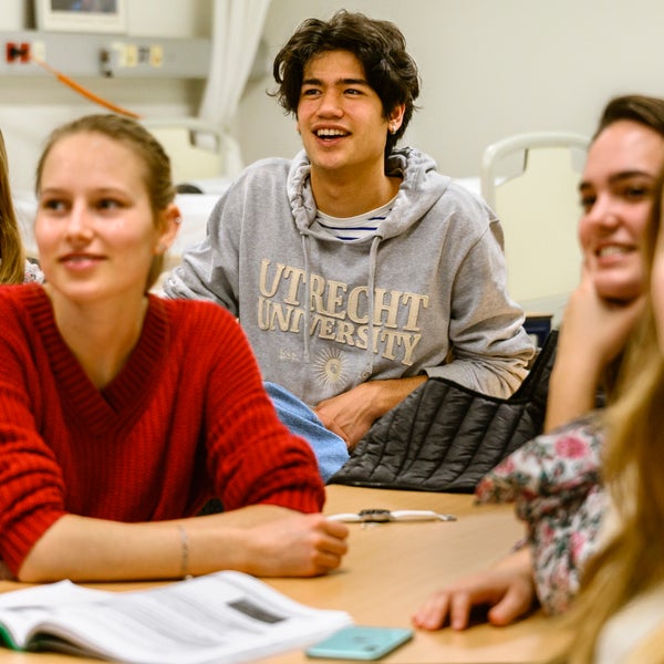 Een groep studenten aan een tafel