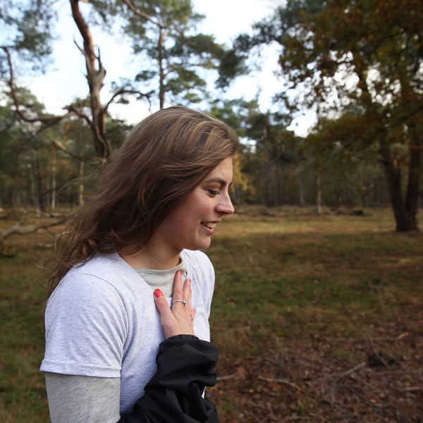 Sarah wandelt door het bos