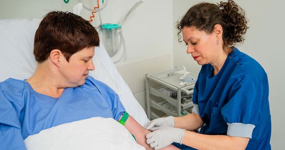 Een vrouw in een ziekenhuisbed