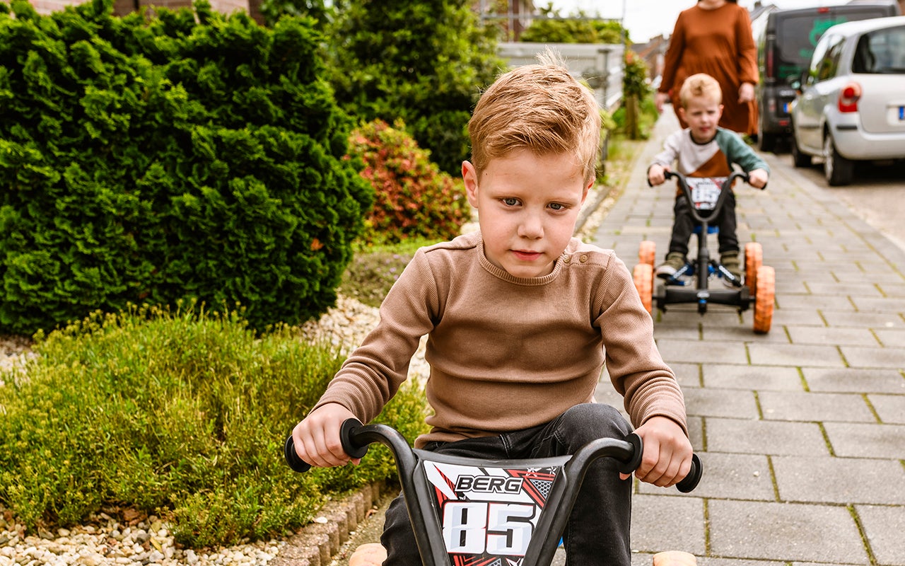 Owen op de fiets met acht zich zijn broer en zijn moeder