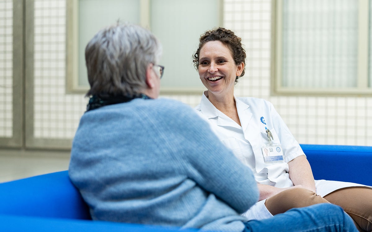 Pijnspecialist Mienke Rijsdijk in gesprek met een patiënt