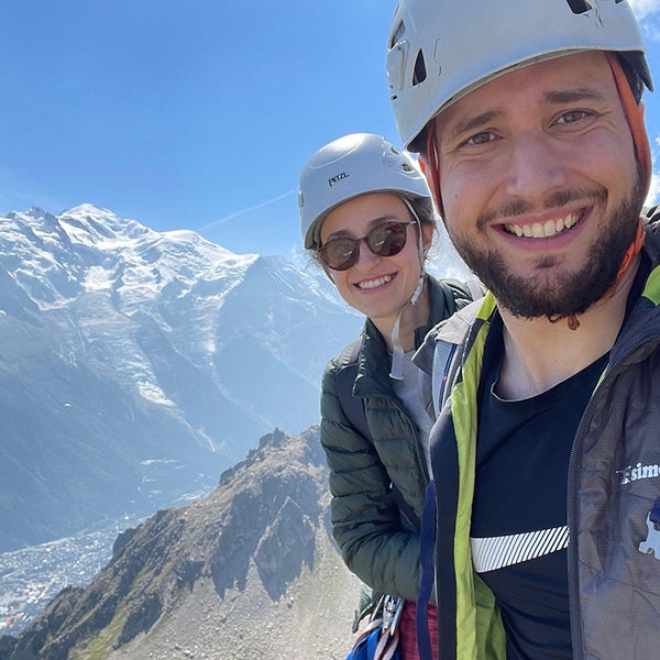 Tuğrul Irmak en zijn verloofde op de top van de berg Index.