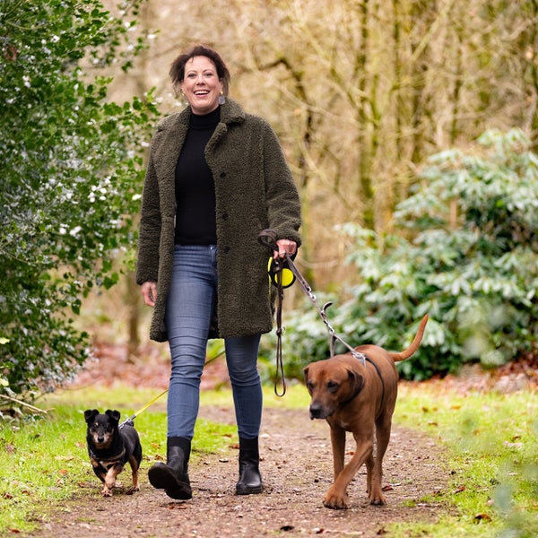 Marjoleine Kater wandelt met haar honden door het bos