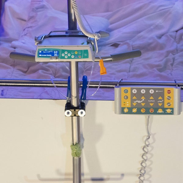 Infuuspaal aan het bed