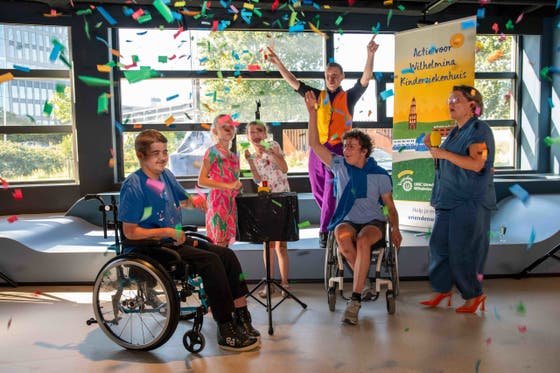 Kinderen staan voor het nieuwe podium van het kindertheater van het Wilhelmina Kinderziekenhuis in Utrecht.