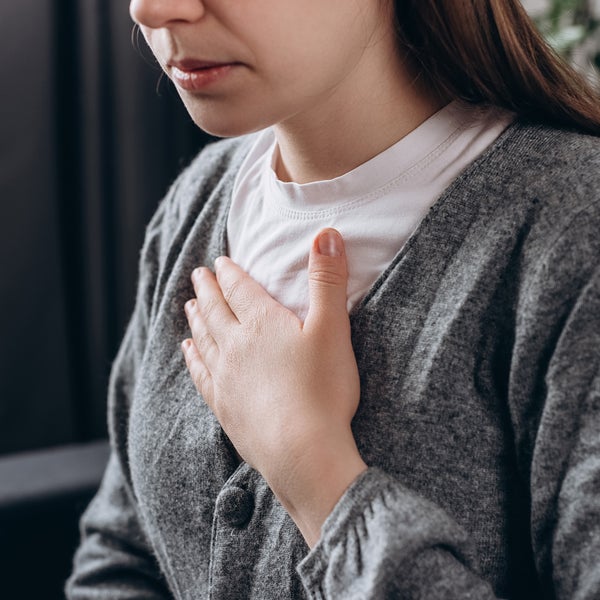 Vrouw met hand op hart door hartklachten