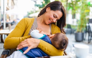 Vrouw geeft borstvoeding aan kind