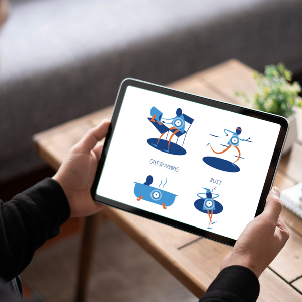 Een persoon met een tablet, met daarop de module Omgaan met vermoeidheid.