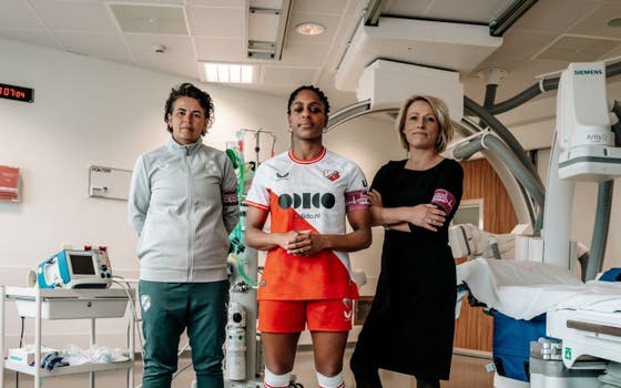 Trainer en speler van FC Utrecht met Hester den Ruijter, hoogleraar hart- en vaatziekten bij vrouwen.