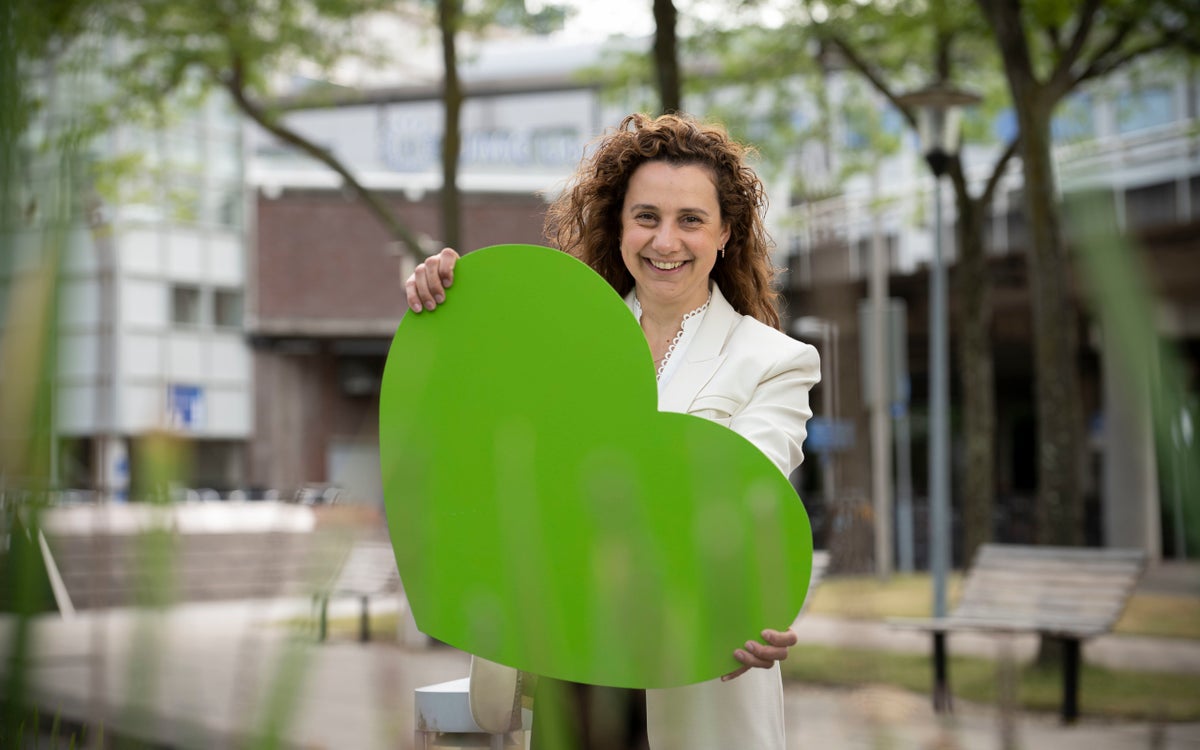 Programmamanager Duurzaamheid Celina Kroon draagt een groot groen hart.