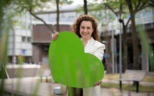 Programmamanager Duurzaamheid Celina Kroon draagt een groot groen hart.