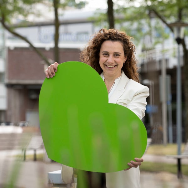 Programmamanager Duurzaamheid Celina Kroon draagt een groot groen hart.