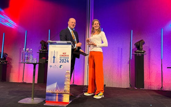 Hilde Stempel neemt een prijs in ontvangst op het podium van het Nordic Orthopedic Federation congres.