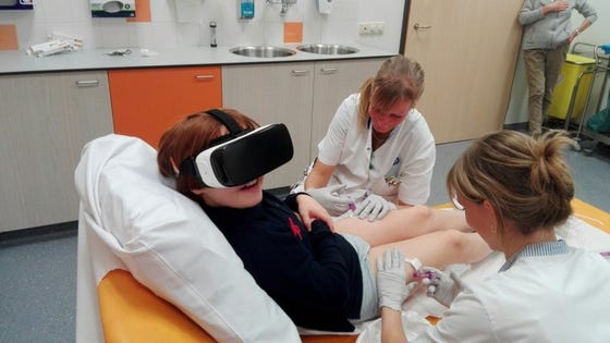 Een kind met een virtual reality-bril tijdens het bloedprikken in het UMC Utrecht