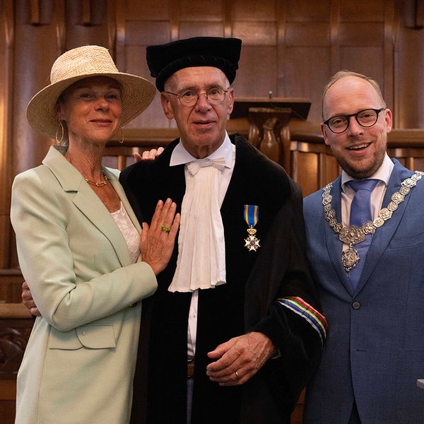 Pieter Doevendans te midden van zijn vrouw en de loco-burgemeester van Utrecht