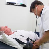 Arts meet bloeddruk bij patiënt