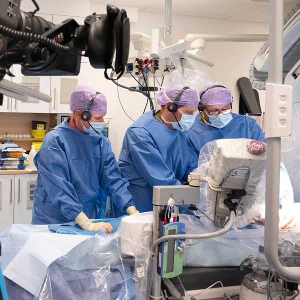 Team bezig met hartkatheterisatie bij een kind met een aangeboren hartafwijking