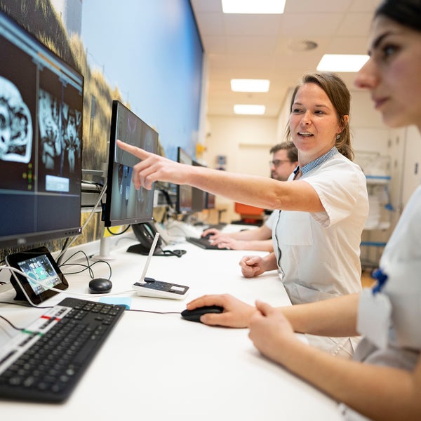 MR-Linac controlroom: twee onderzoekers bekijken een scan op een computer