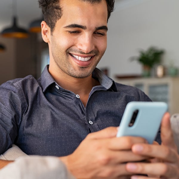 Man gebruikt smartphone