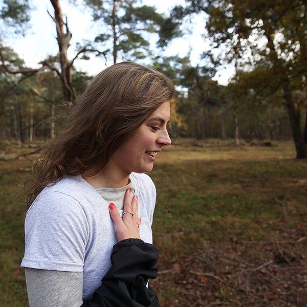 Sarah wandelt door het bos