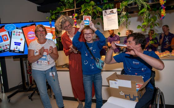 Twee kinderen en twee vrouwen presenteren Mijn Ziekenhuispaspoort