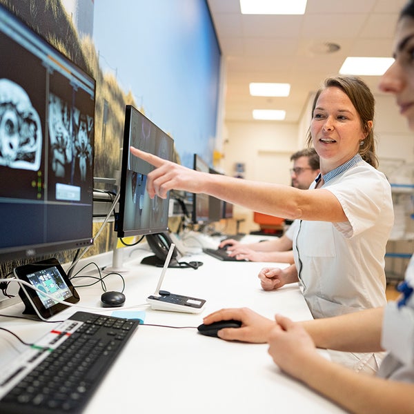 MR-Linac controlroom: twee onderzoekers bekijken een scan op een computer