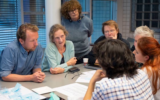 Groep  docenten en studenten bespreken van het curriculum