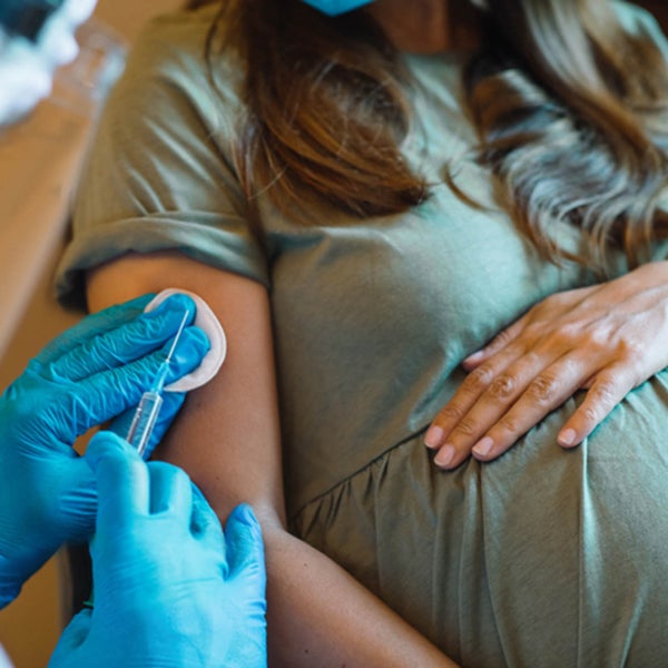 Zwangere krijgt vaccinatie
