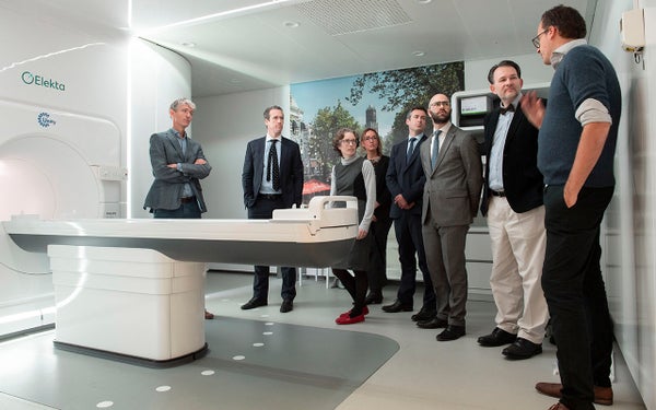 Een delegatie van het Oxford University Hospital bezoekt de afdeling Radiotherapie van het UMC Utrecht.