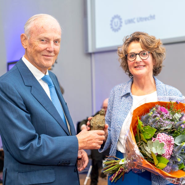 Ginette Hesselmann ontvangt Boerhaave prijs uit handen van de heer Fentener van Vlissingen