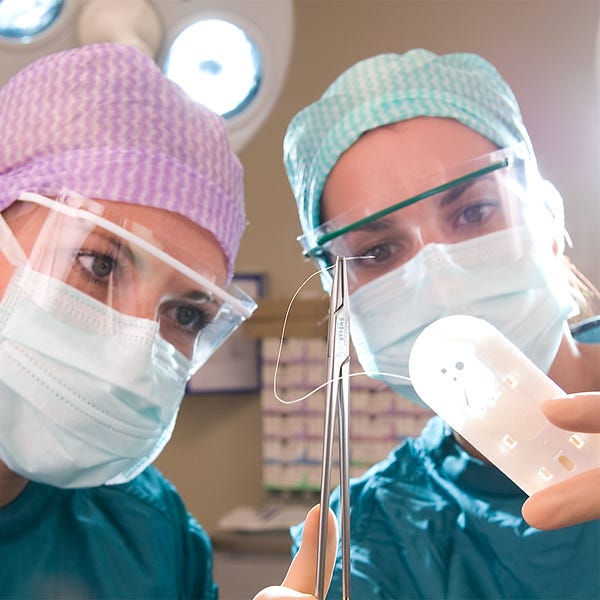 Zorgprofessionals aan het werk in de operatiekamer