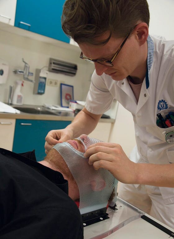 anbrenegen van het masker voor de Stereotactische bestraling