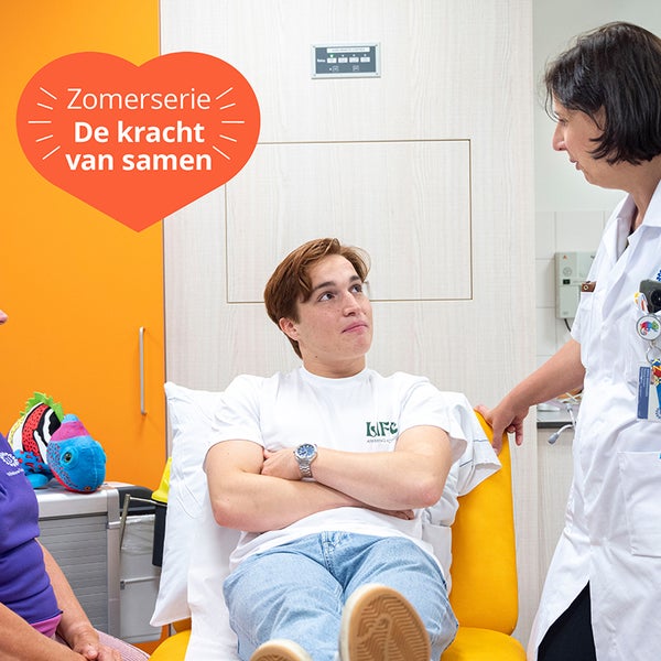 Aline Kalisvaart en Anita Broekhuizen in gesprek met een patiënt