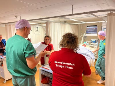 Zorgverleners van brandwondencentra oefenen met poppen en acteurs in het Calamiteitenhospitaal Utrecht.
