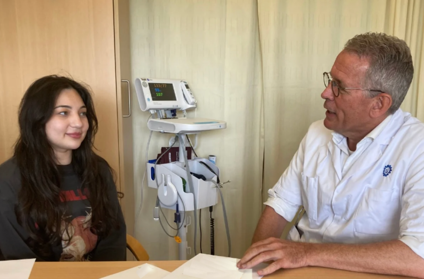 Dilara Vilic and Kors van der Ent are in conversation in a hospital room.