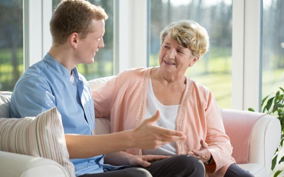 Man en vrouw hebben een gesprek op de bank.