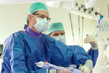Dr. Kraaijeveld en dr. Voskuil tijdens een procedure