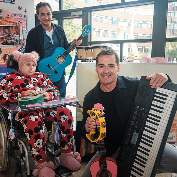 Jeroen van der Boom overhandigt trolley Muziekids