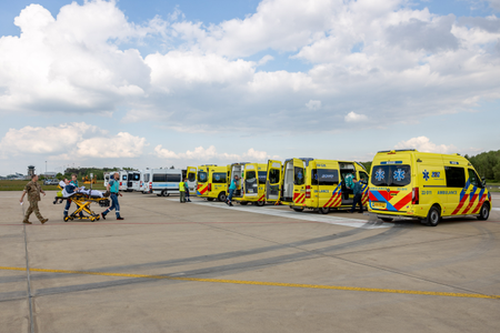 NAVO-oefening, Vigorous Warrior, landing op vliegveld Eindhoven, transport naar ambulances