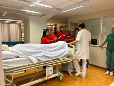 Zorgverleners van brandwondencentra oefenen met poppen en acteurs in het Calamiteitenhospitaal Utrecht.