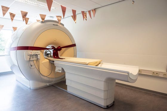 De nieuwe oefen-MRI in het WKZ, met een rood lint eromheen.