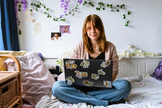 Maura heeft reuma. Ze zit op haar bed in haar slaapkamer, met een laptop op schoot.