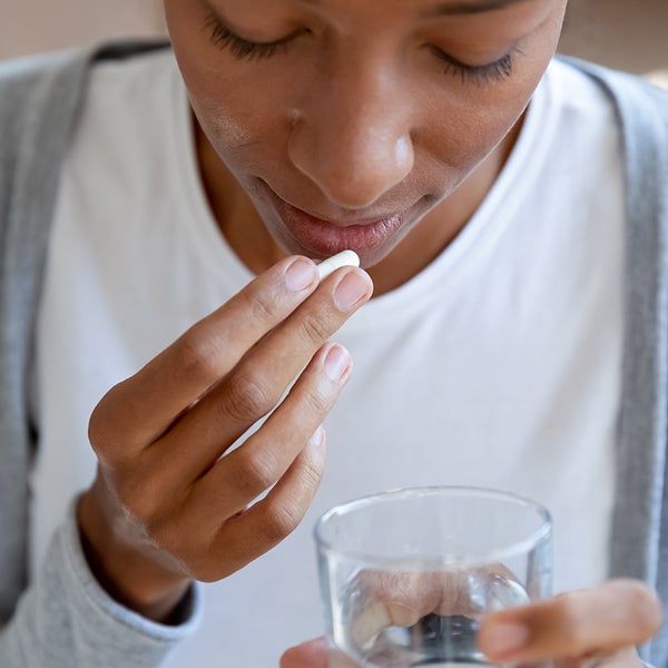 Vrouw neemt medicijn in