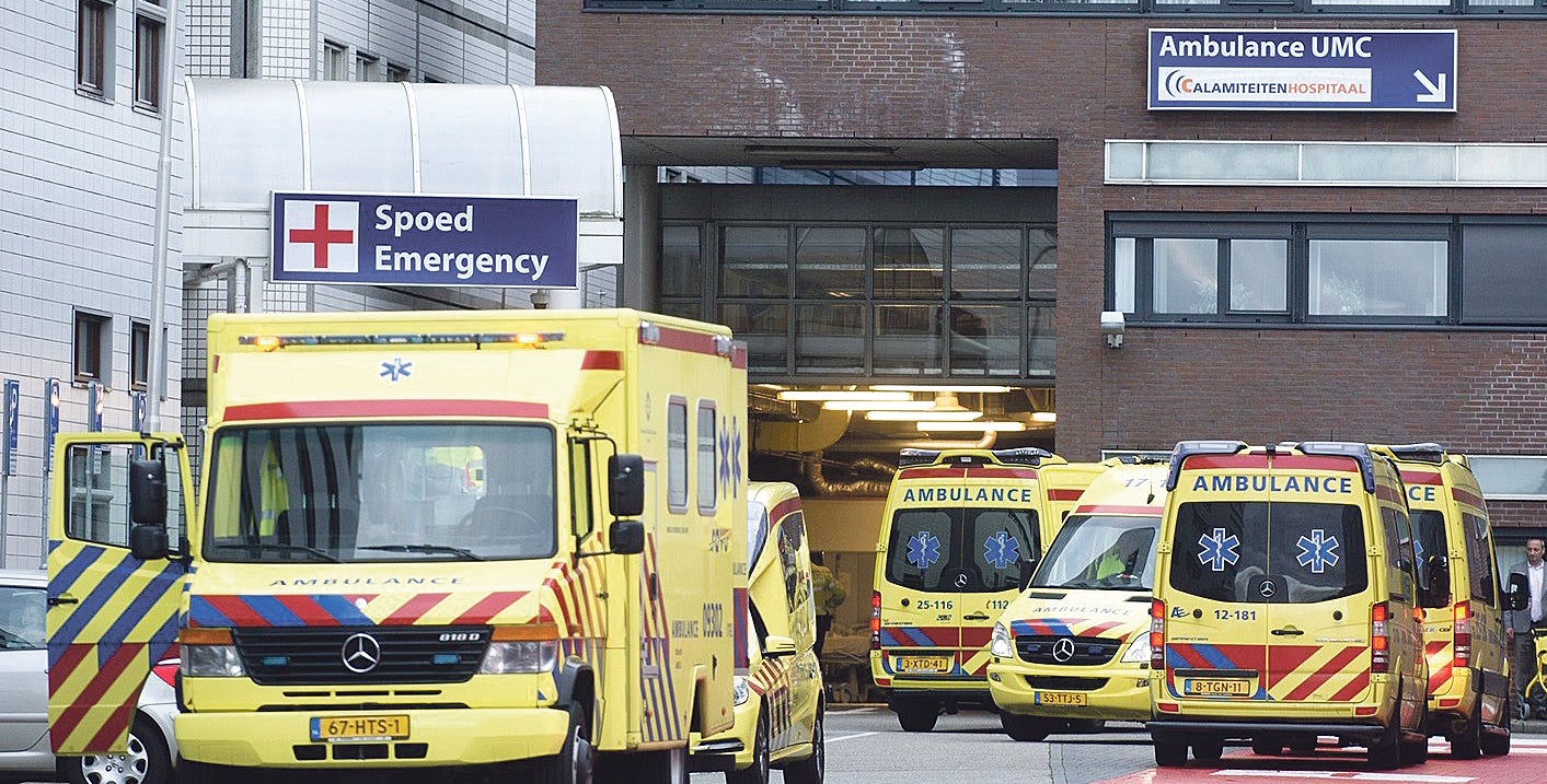 Ambulances bij ingang SEH en Calamiteitenhospitaal