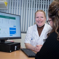 Arts demonstreert online tool aan patiënt